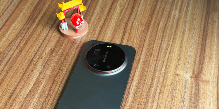 Xiaomi 17 Ultra Review: Leica Cameras, Snapdragon 8 Gen 5 & Photography Kit